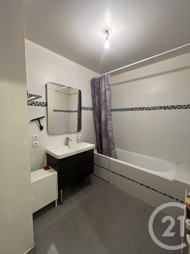 Appartement F2 à louer - 2 pièces - 65.0 m2 - NOISY LE GRAND - 93 - ILE-DE-FRANCE - Century 21 Marques Calmettes
