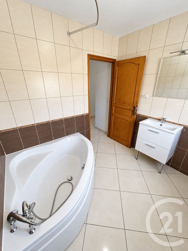 Appartement Duplex à louer - 3 pièces - 76.0 m2 - MANDRES LES ROSES - 94 - ILE-DE-FRANCE - Century 21 Marques Calmettes